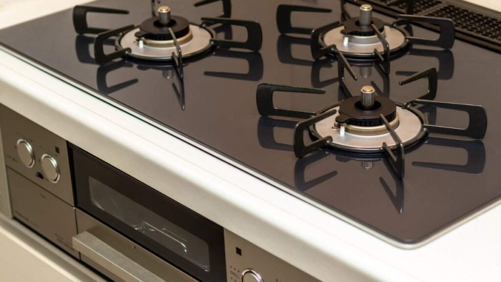 Welche Risiken entstehen durch falsche Brücken, lose Klemmen oder fehlende Absicherung am Herdanschluss?