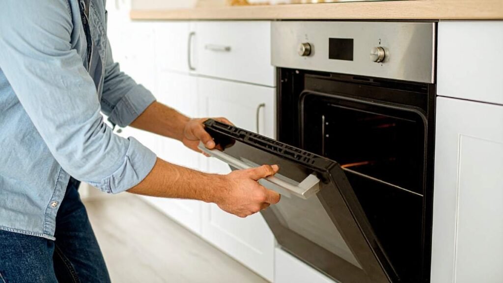 Welche Risiken entstehen, wenn der Herd falsch angeschlossen oder abgesichert ist?