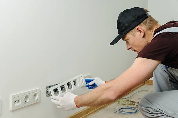Der Techniker arbeitet sorgfältig und beachtet alle Sicherheitsregeln.